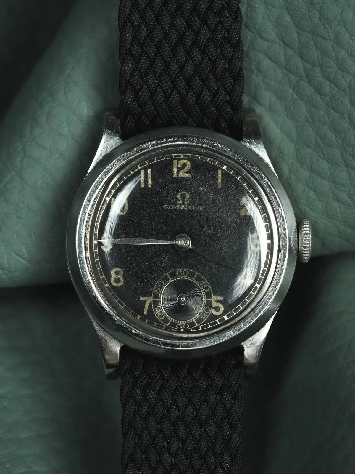Boîtier acier et bracelet tressé noir - Montre Omega Petite Seconde Cadran Gilt Vintage - Atelier Victor