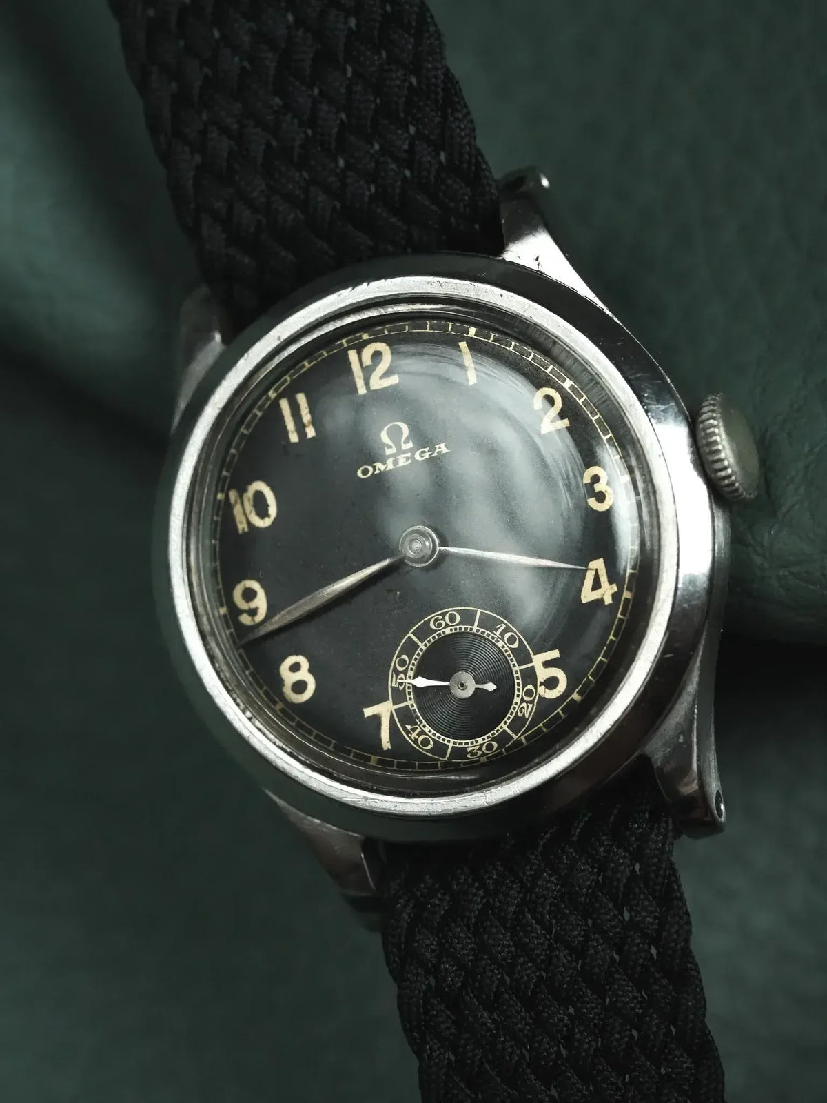 Vue d'ensemble du boîtier acier et du bracelet - Montre Omega Petite Seconde Cadran Gilt Vintage - Atelier Victor