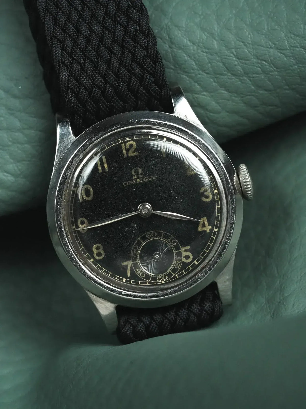 Profil du boîtier et des cornes facettées - Montre Omega Petite Seconde Cadran Gilt Vintage - Atelier Victor