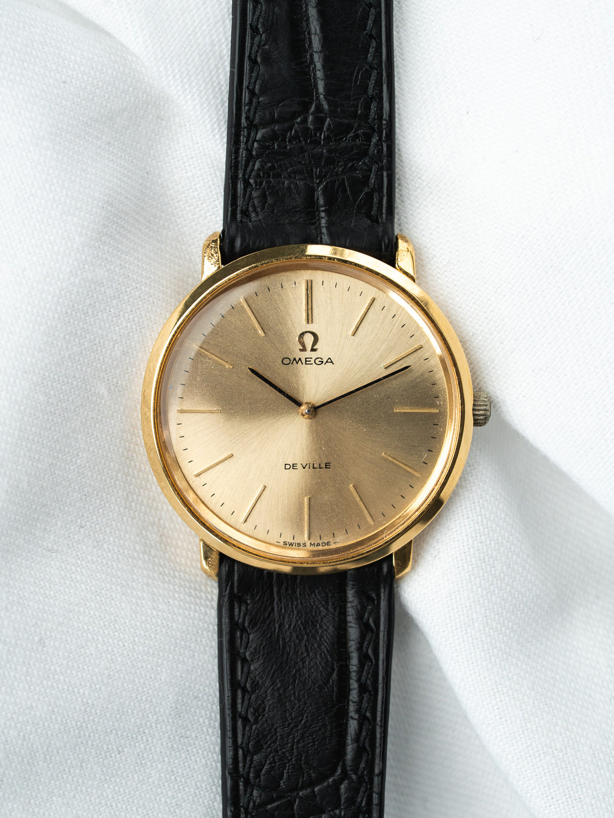 Vista frontal, cuero de cocodrilo negro - Reloj Omega De Ville 111.077 - Atelier Victor