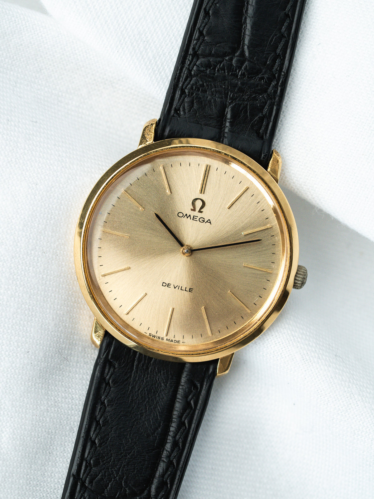 Caja chapada en oro en ángulo - Reloj Omega De Ville 111.077 - Atelier Victor