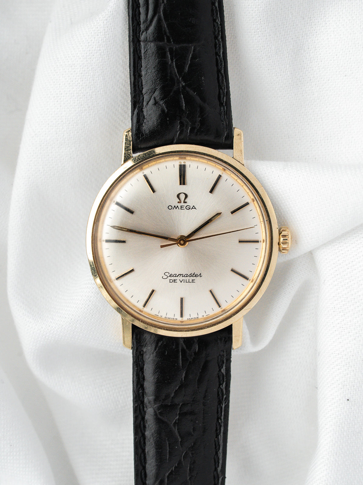 Montre Omega Seamaster De Ville vintage, boîtier or, cadran argenté et bracelet cuir noir