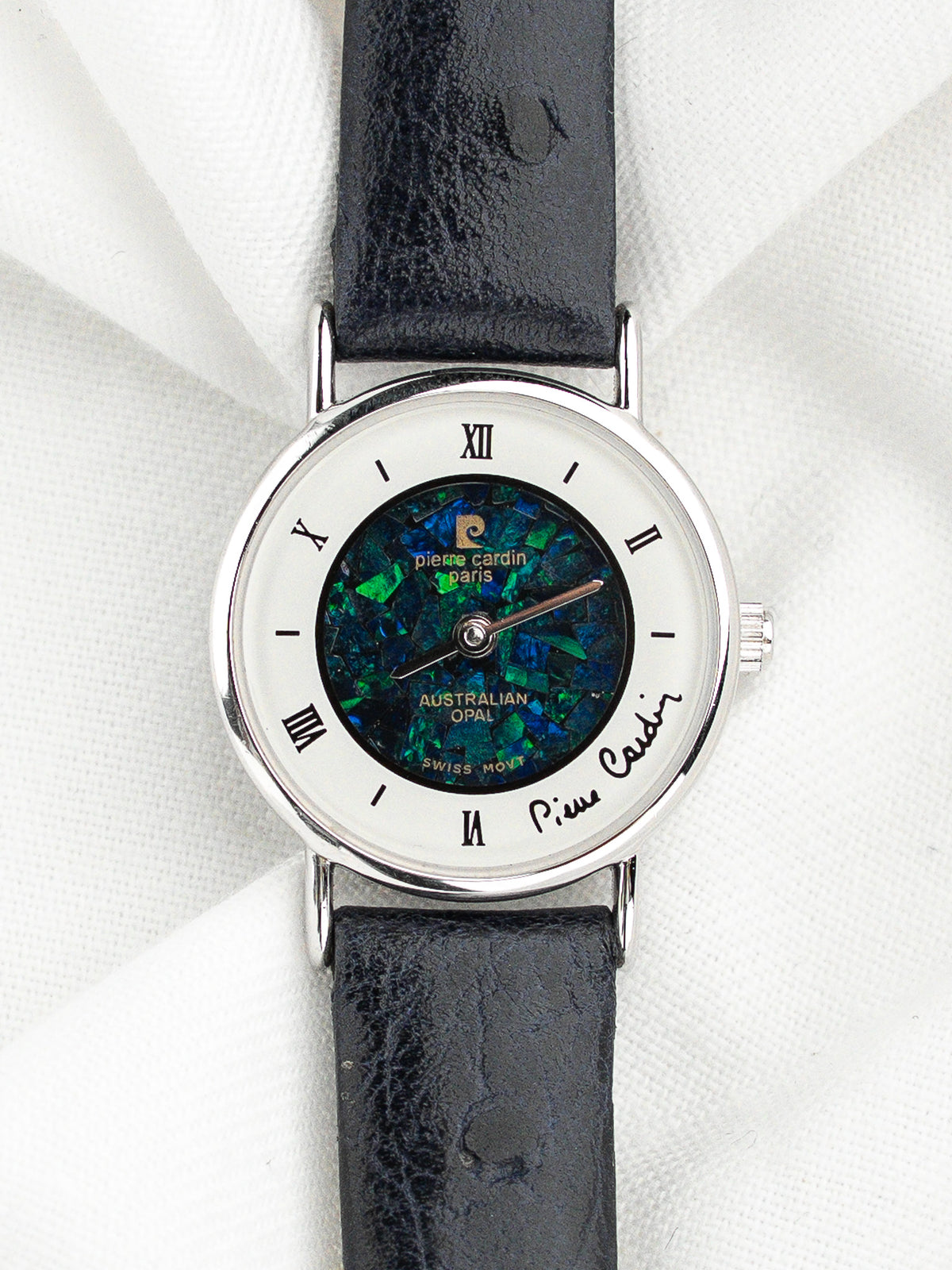 Montre Pierre Cardin avec cadran en opale australienne et bracelet en cuir noir.