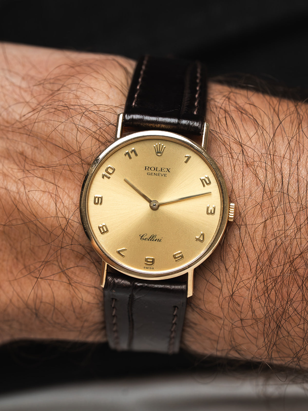 Goldenes Sonnenschliff-Zifferblatt am Handgelenk getragen - Rolex Cellini Watch 5112 18 Karat Gelbgold - Atelier Victor