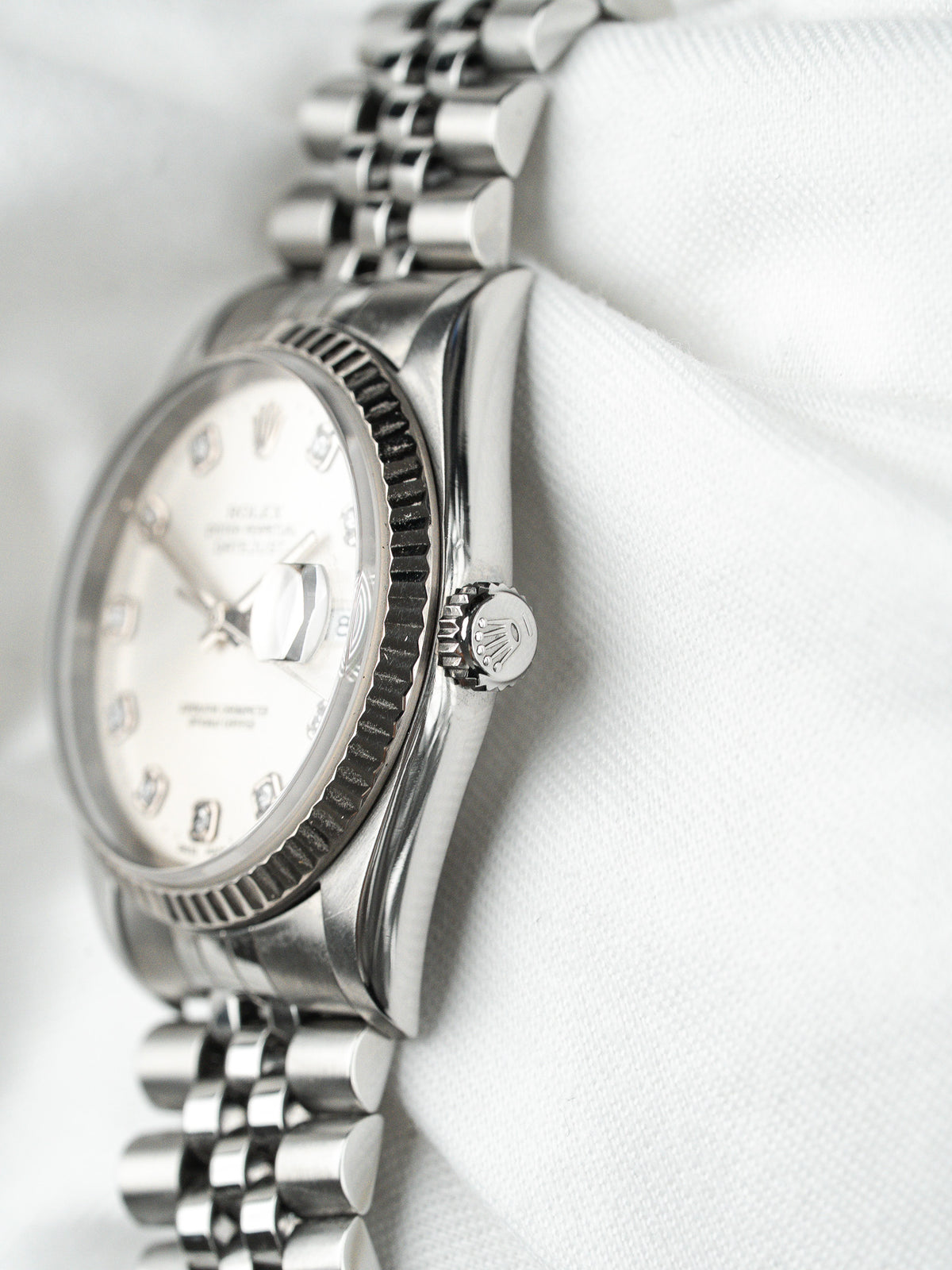 Fluted white gold bezel, angled view - Vintage Rolex Datejust Watch 16234 - Atelier Victor