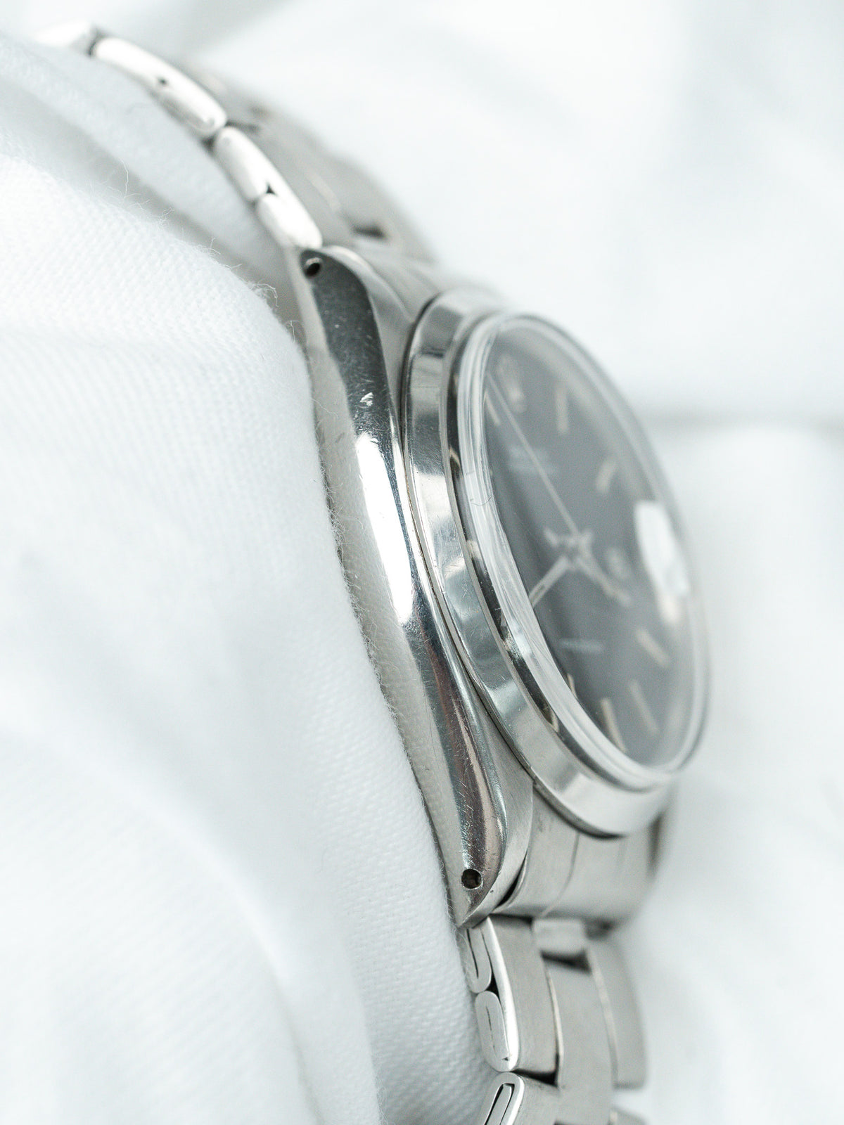 Side of the Oyster case - Rolex Oysterdate Precision 6694 Watch - Atelier Victor