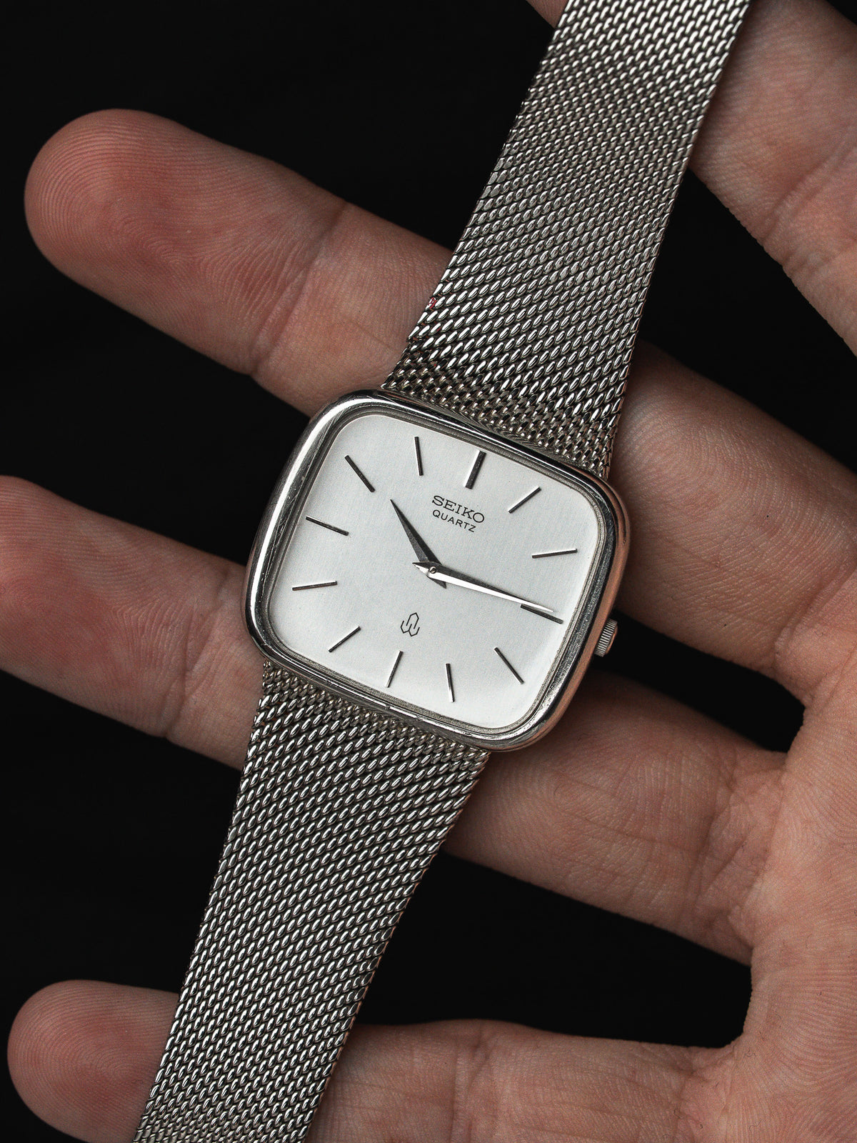 Montre Seiko Quartz vintage, boîtier rectangulaire argenté, bracelet en maille milanaise acier