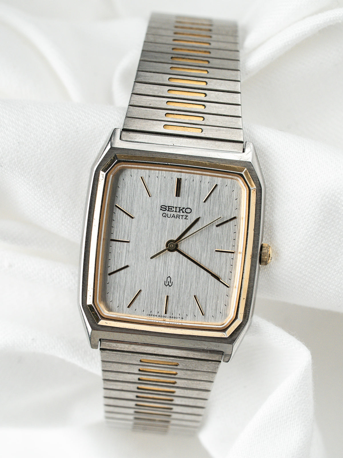 Vue de face en léger angle - Montre Seiko Tank 6030-5430 - Atelier Victor