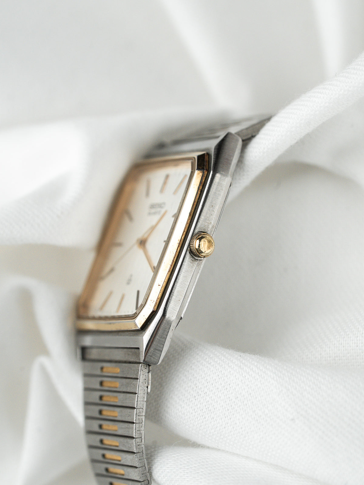 Couronne dorée cannelée - Montre Seiko Tank 6030-5430 - Atelier Victor