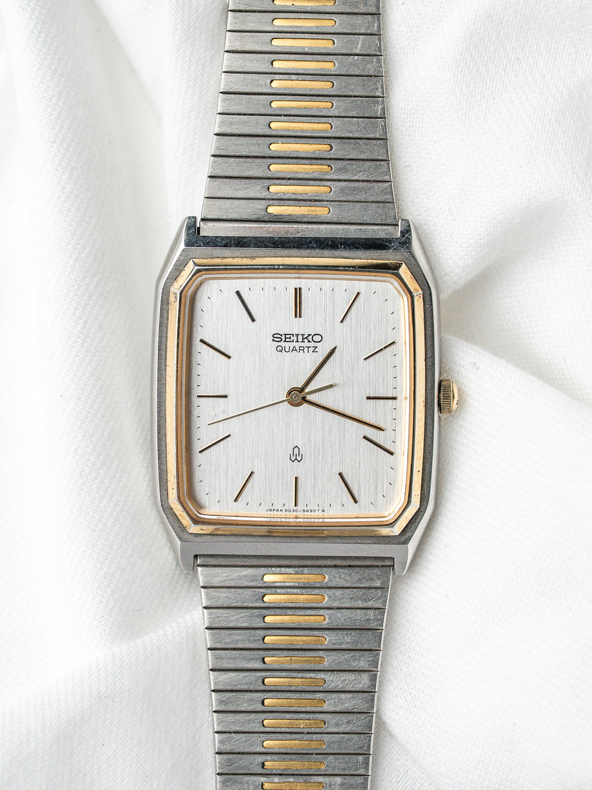 Vue de face sur bracelet intégré - Montre Seiko Tank 6030-5430 - Atelier Victor