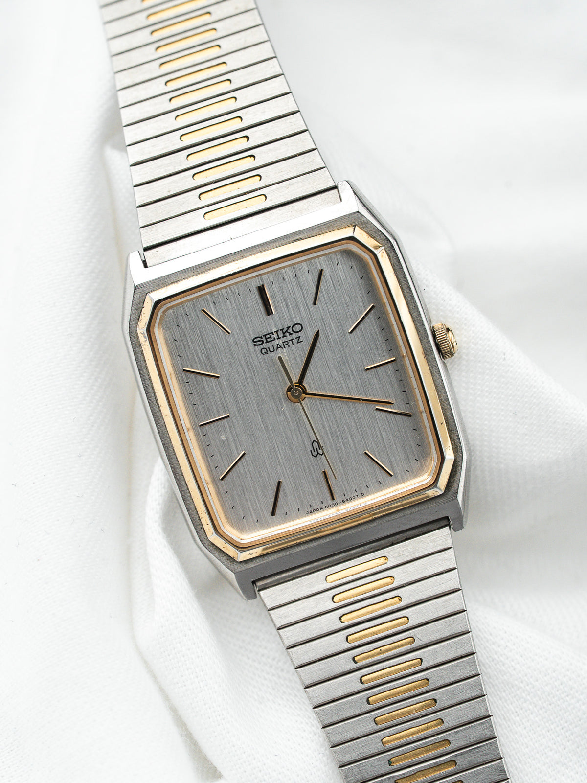 Cadran argenté sous lumière rasante - Montre Seiko Tank 6030-5430 - Atelier Victor