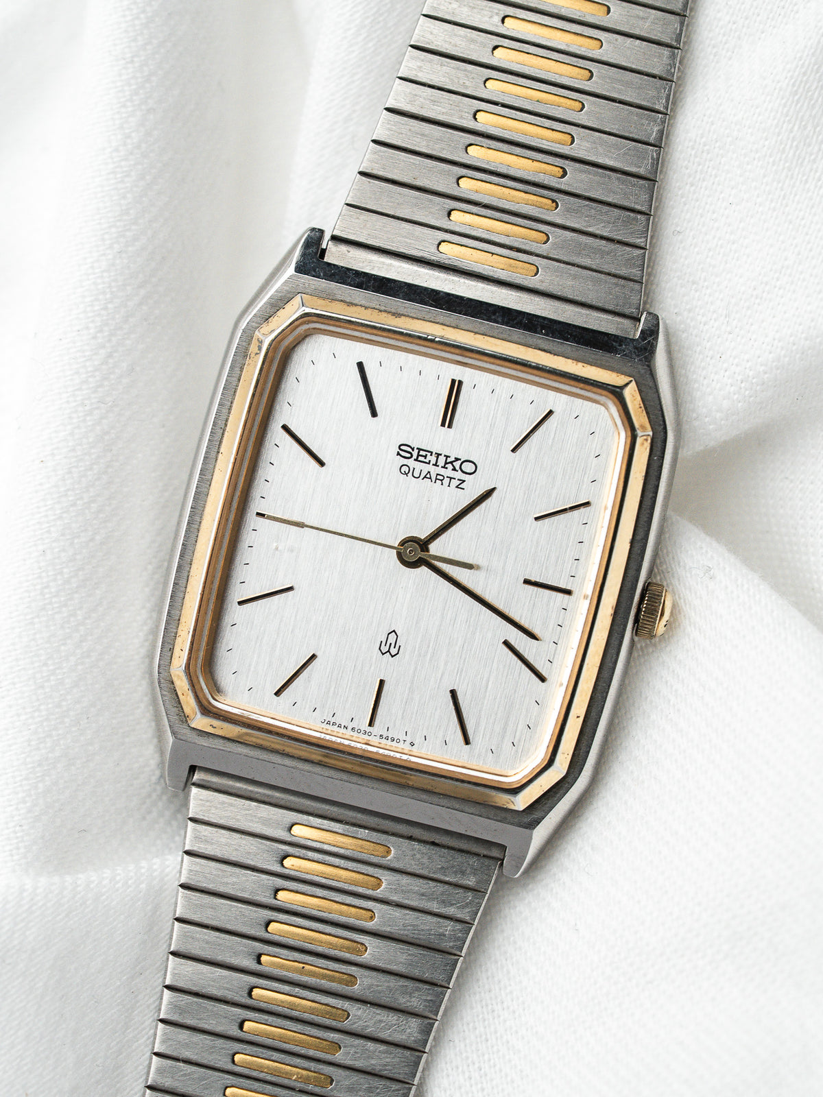 Cadran argenté brossé et index dorés - Montre Seiko Tank 6030-5430 - Atelier Victor
