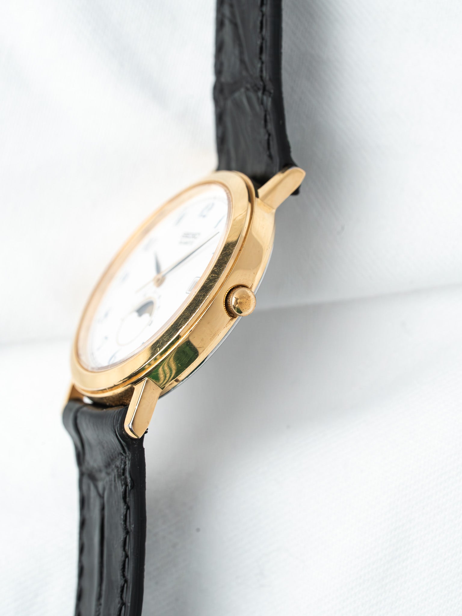Vintage Watch Seiko - 6F22-8029 Gold-Plated — Moonphase White Dial (1990)