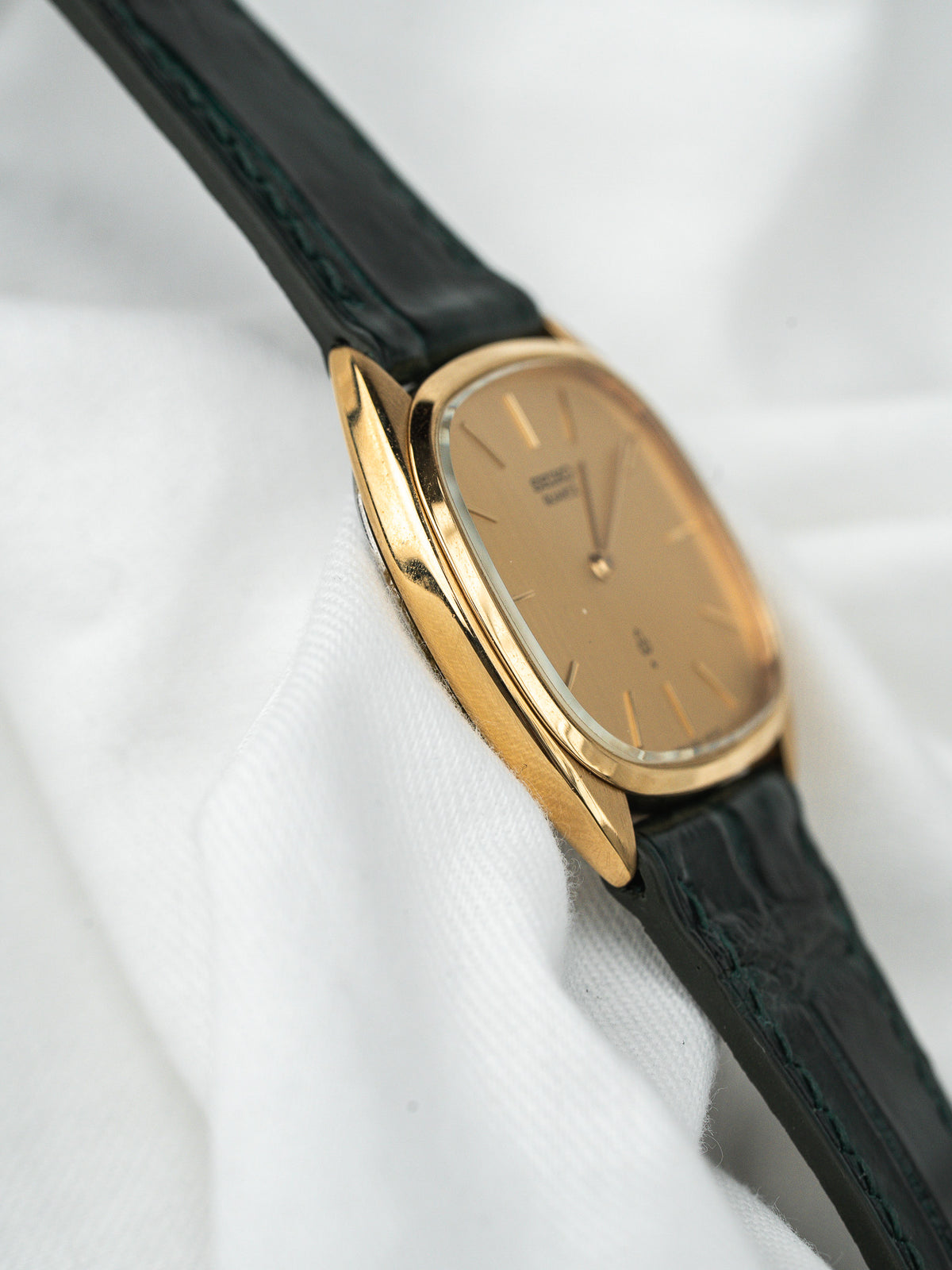 Montre Seiko vintage, boîtier doré, cadran champagne et bracelet en cuir noir