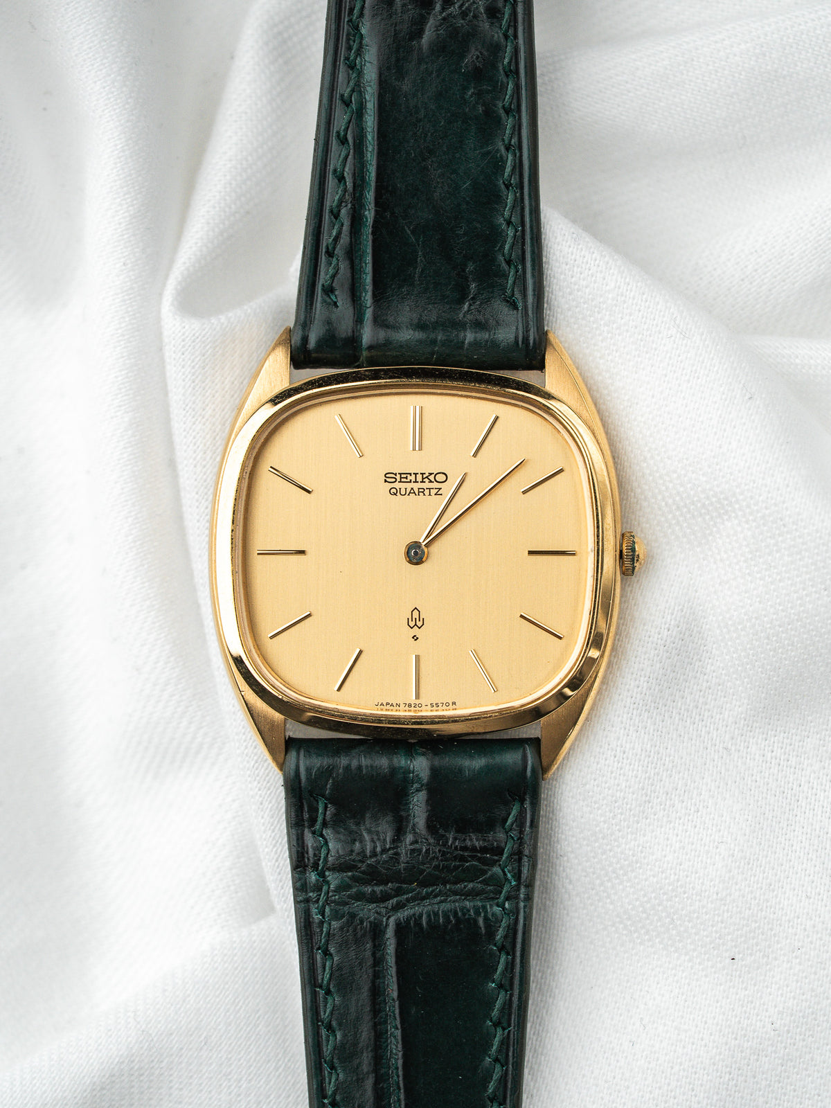 Montre Seiko Quartz vintage, boîtier doré rectangulaire, cadran doré et bracelet cuir vert