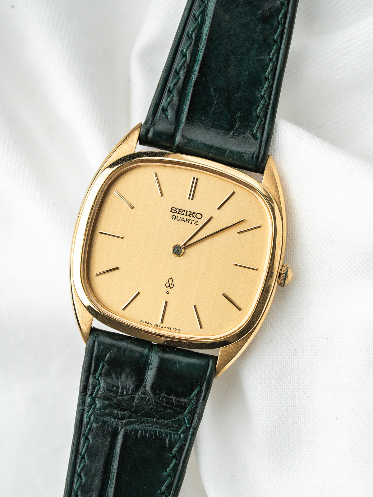 Montre Seiko Quartz vintage, boîtier doré rectangulaire, cadran champagne et bracelet cuir vert