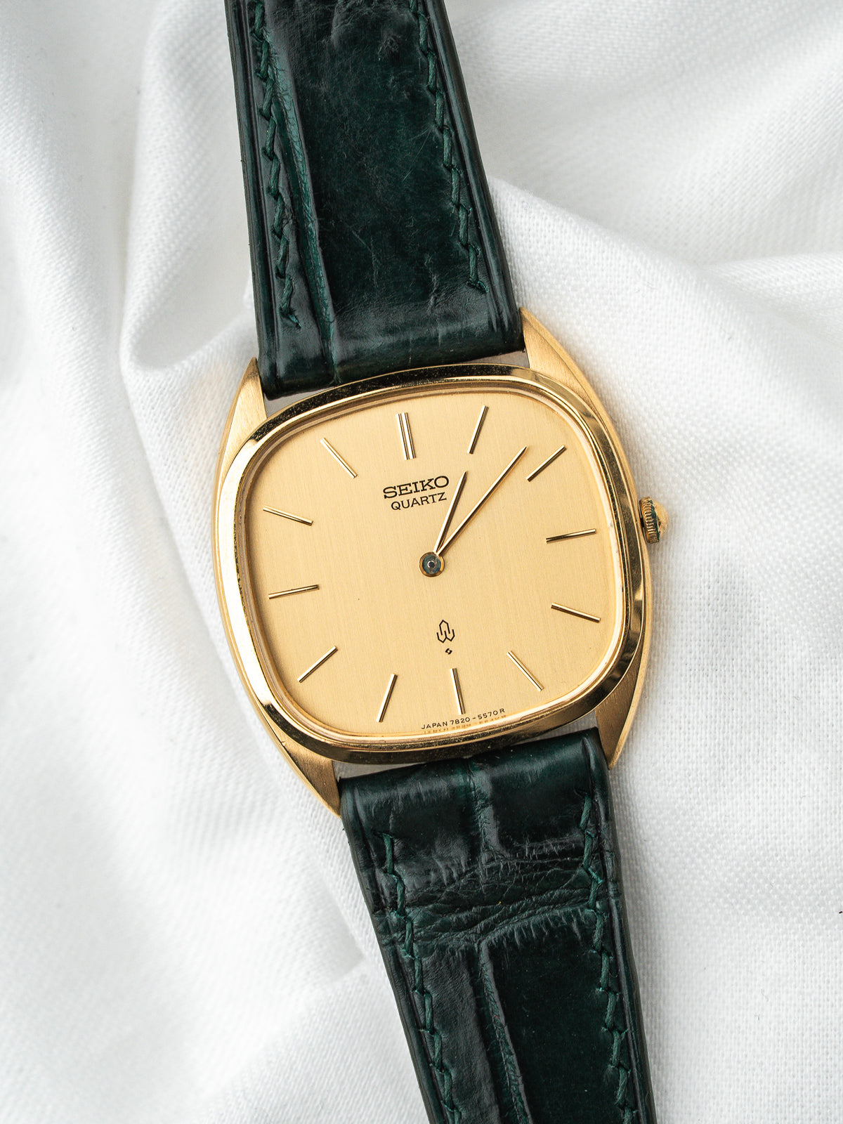 Montre Seiko Quartz vintage, boîtier rectangulaire doré, cadran or et bracelet cuir vert