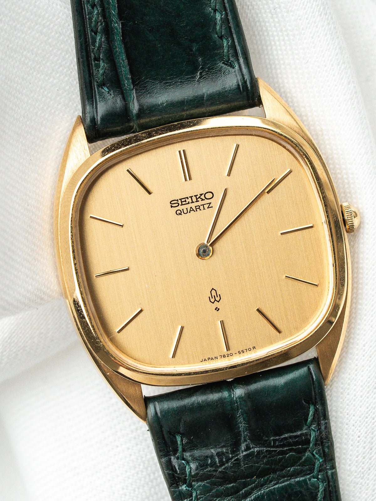Montre Seiko Quartz vintage, boîtier rectangulaire doré, cadran or et bracelet cuir vert