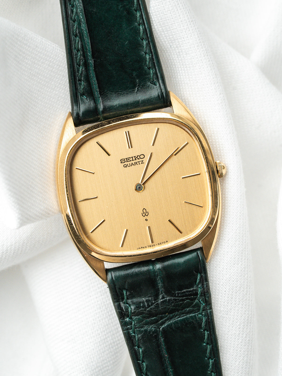Montre Seiko Quartz vintage, boîtier doré rectangulaire, cadran champagne et bracelet cuir vert