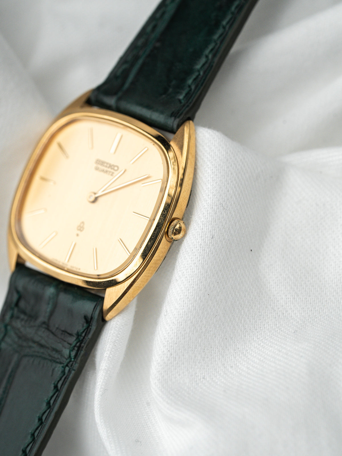 Montre Seiko Quartz vintage, boîtier rectangulaire plaqué or, bracelet cuir vert foncé