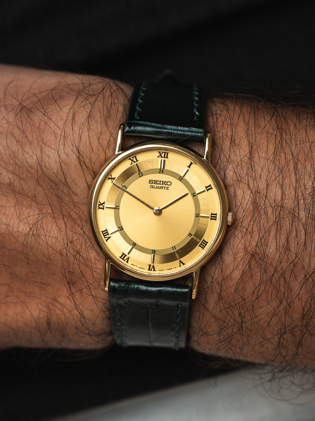ساعة Seiko 7N00-7A40 مطلية بالذهب — بأرقام رومانية ومقياس 24 ساعة (2001)