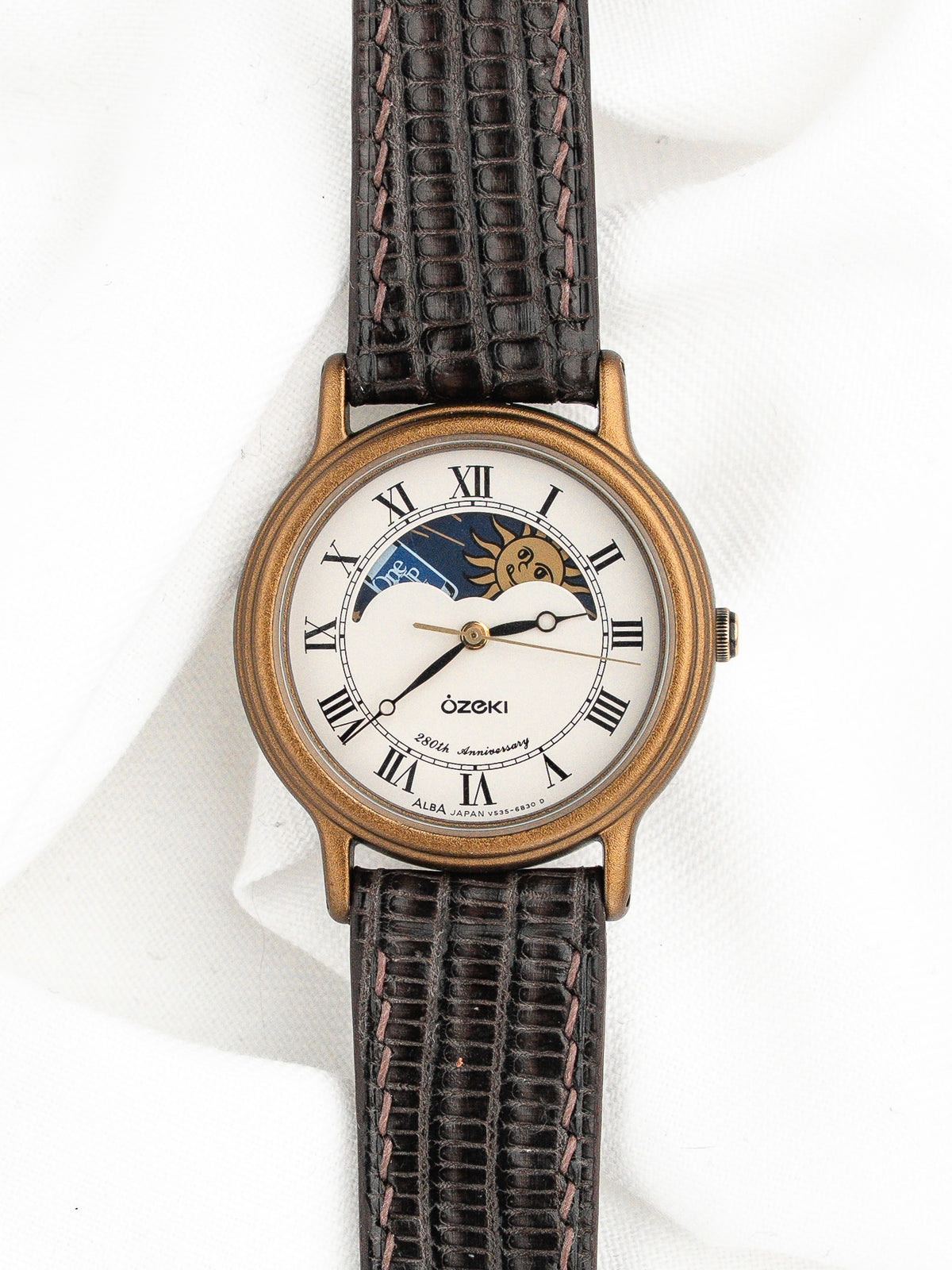 Esfera blanca con números romanos y apertura de fase lunar - Reloj Seiko Alba Ozeki 280e Vintage - Atelier Victor