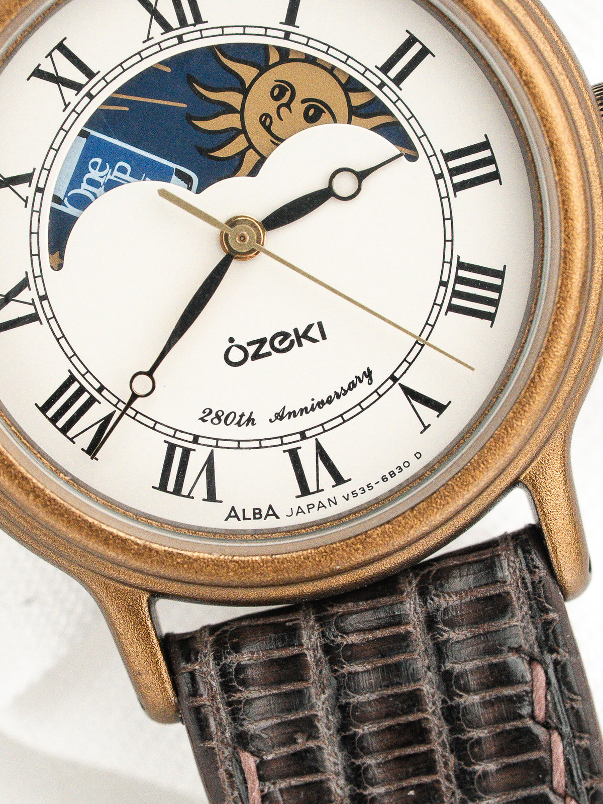 Detalle de la decoración One Cup Ozeki y de la luna - Reloj Seiko Alba Ozeki 280e Vintage - Atelier Victor
