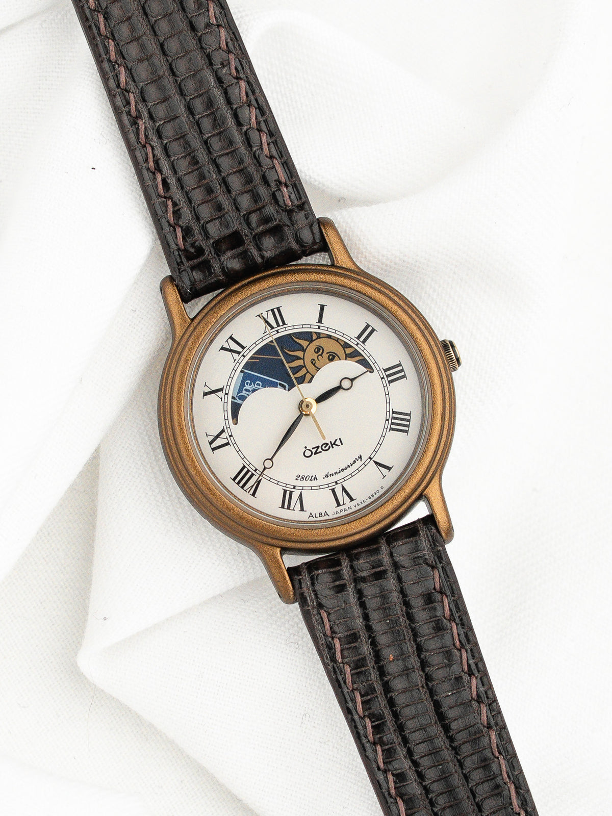 Vista frontal de la caja dorada granulada - Reloj Seiko Alba Ozeki 280e Vintage - Atelier Victor