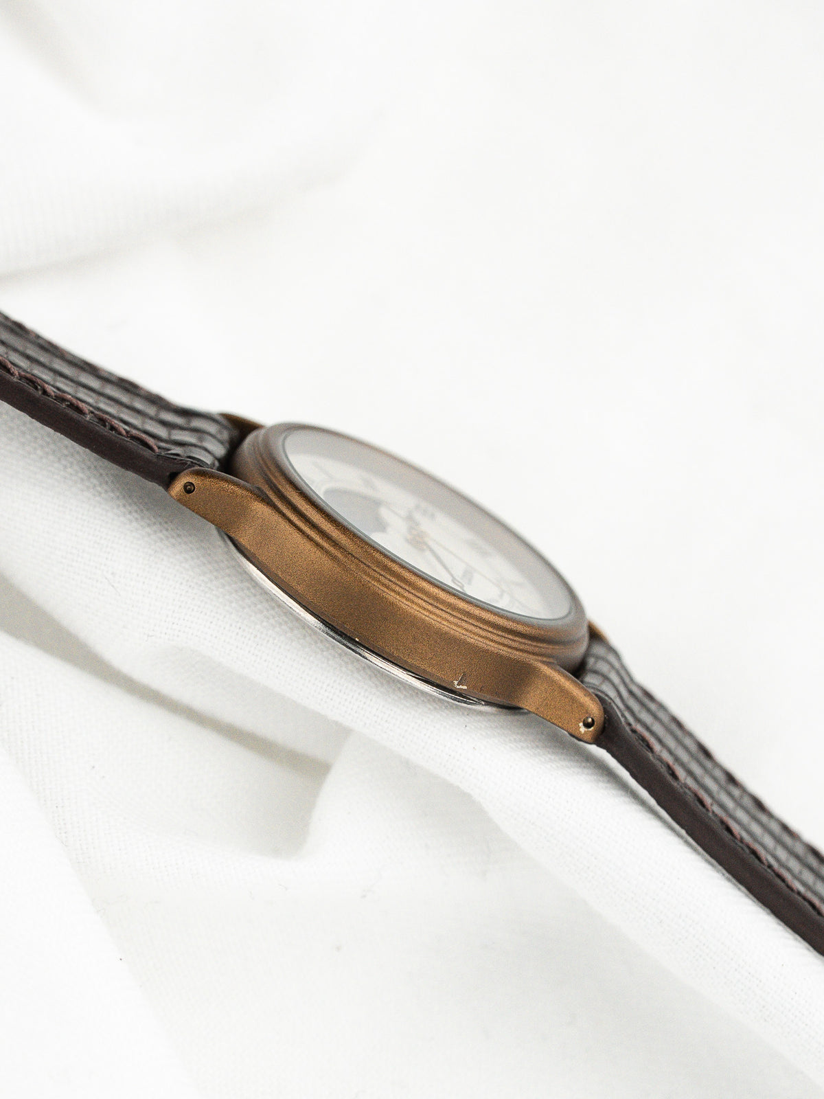 Perfil de la caja y corona dorada - Reloj Seiko Alba Ozeki 280e Vintage - Atelier Victor