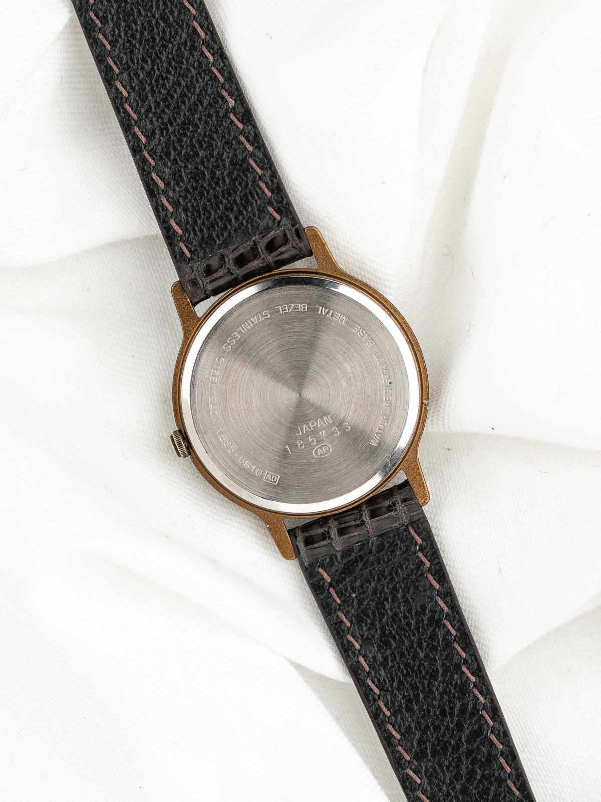 Vista en tres cuartos de la caja - Reloj Seiko Alba Ozeki 280e Vintage - Atelier Victor