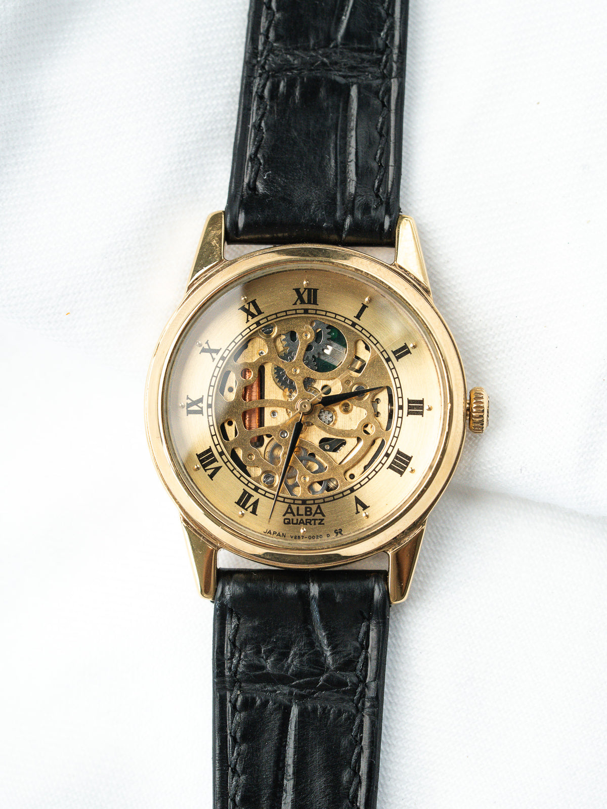 Frontalansicht, schwarzes Krokodilleder - Watch Seiko Alba V257-0020 - Atelier Victor