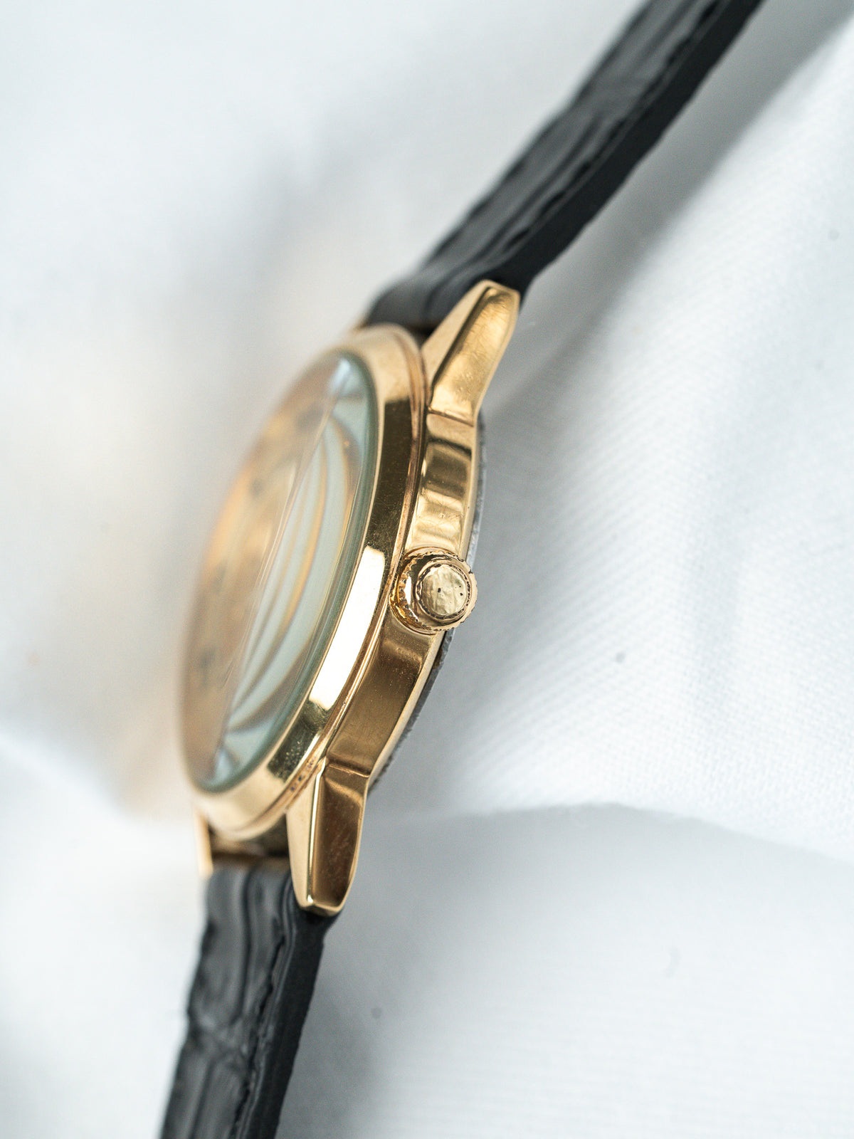 Profilansicht, geriffelte Krone - Watch Seiko Alba V257-0020 - Atelier Victor