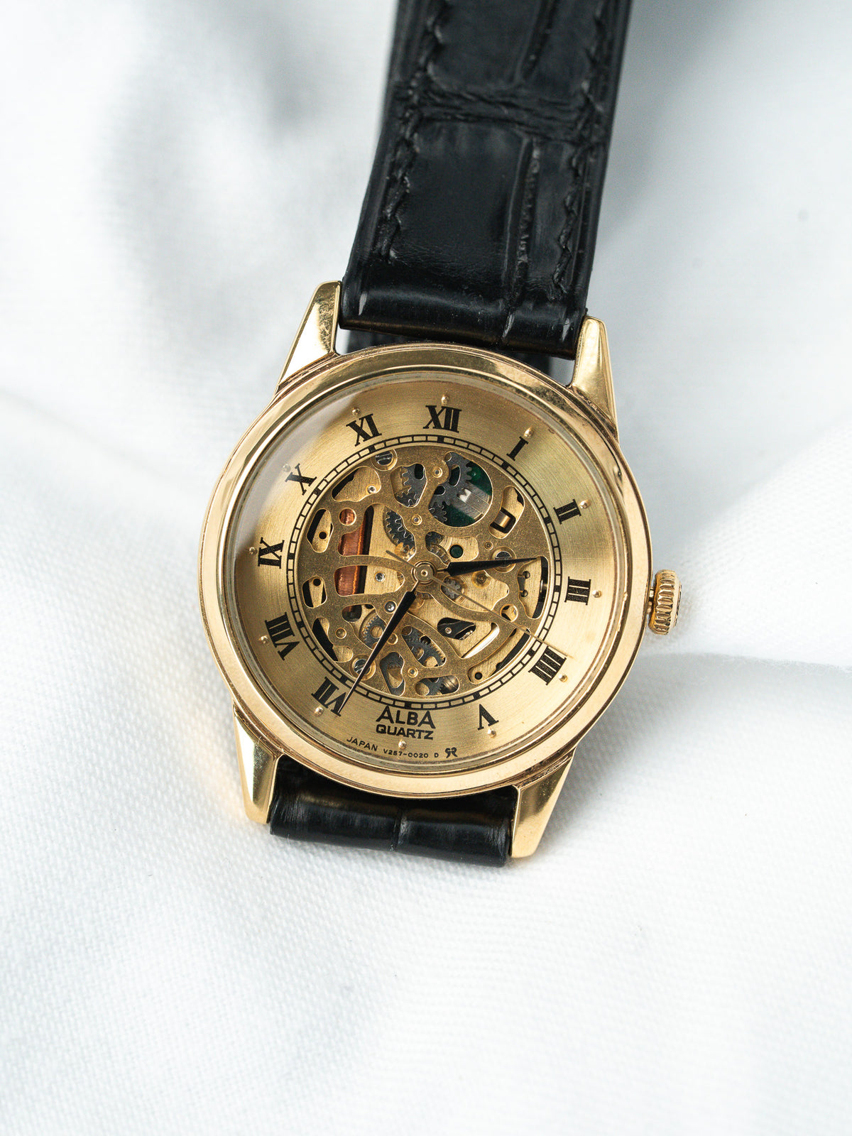 Gesamtansicht in Schrägansicht - Watch Seiko Alba V257-0020 - Atelier Victor