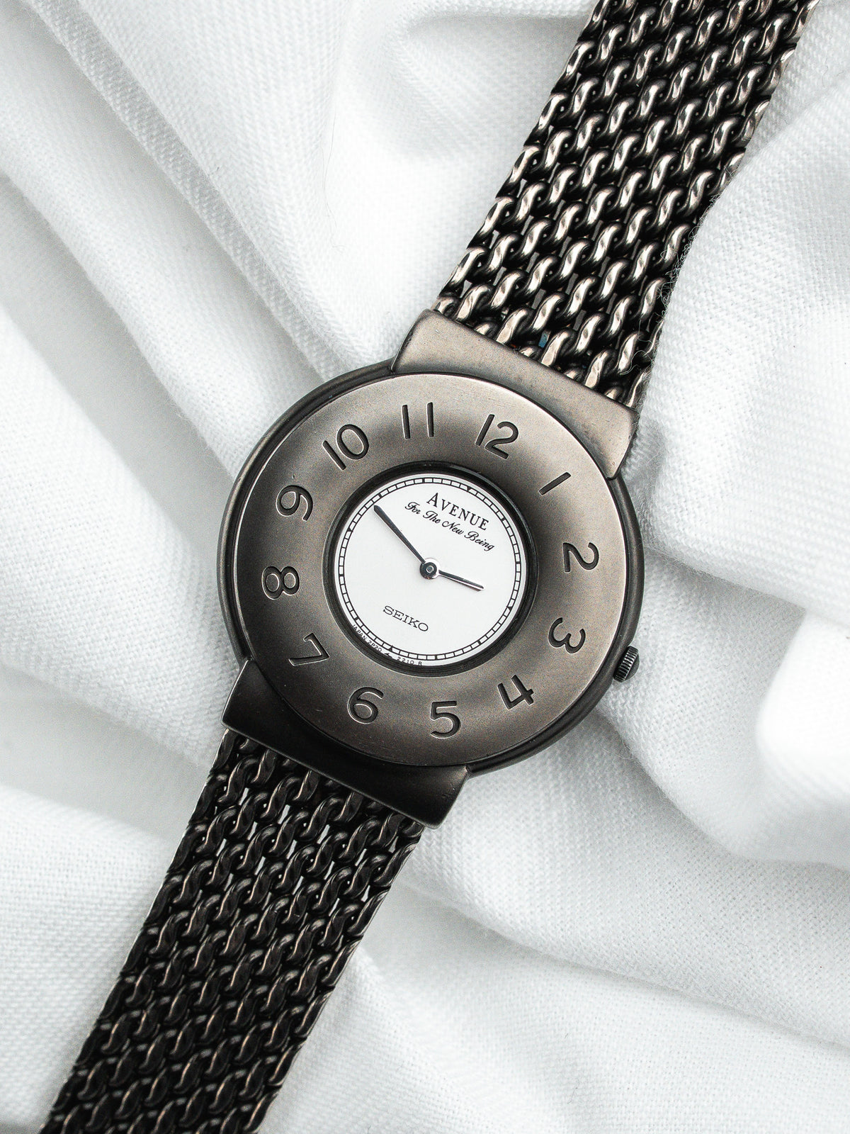 Montre Seiko Avenue vintage en acier gris, cadran blanc et bracelet maille milanaise