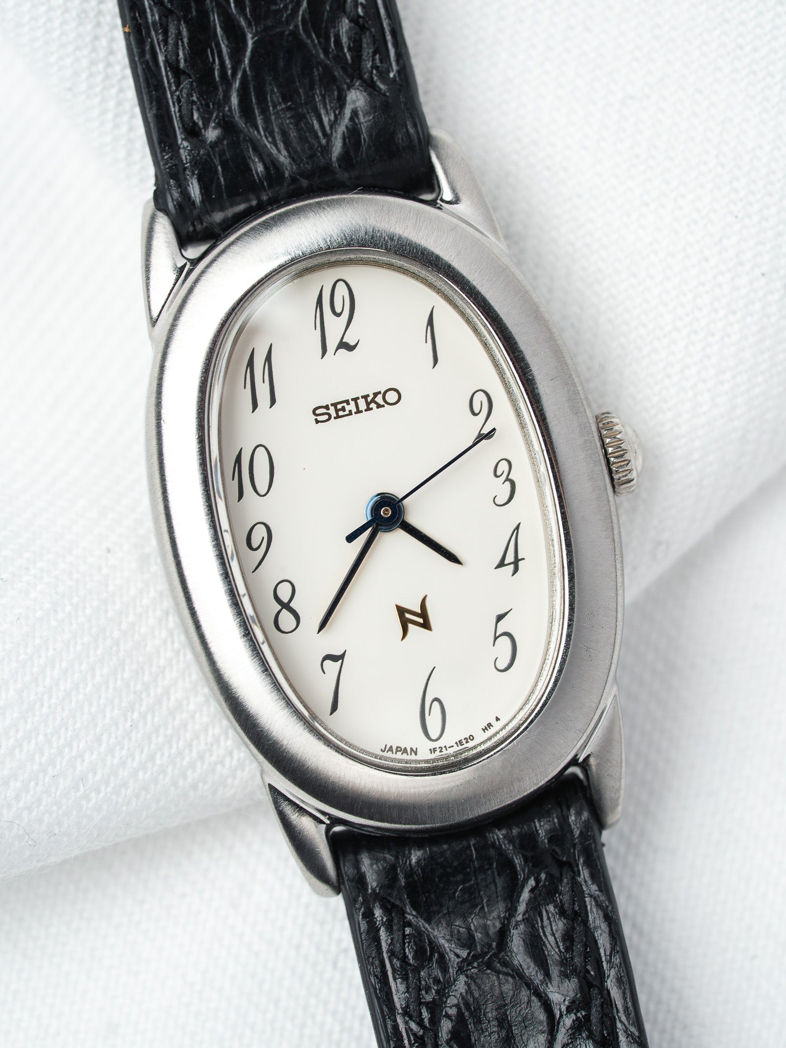 Винтажные часы Seiko Baignoire, сталь — белый циферблат, арабские цифры (2001)