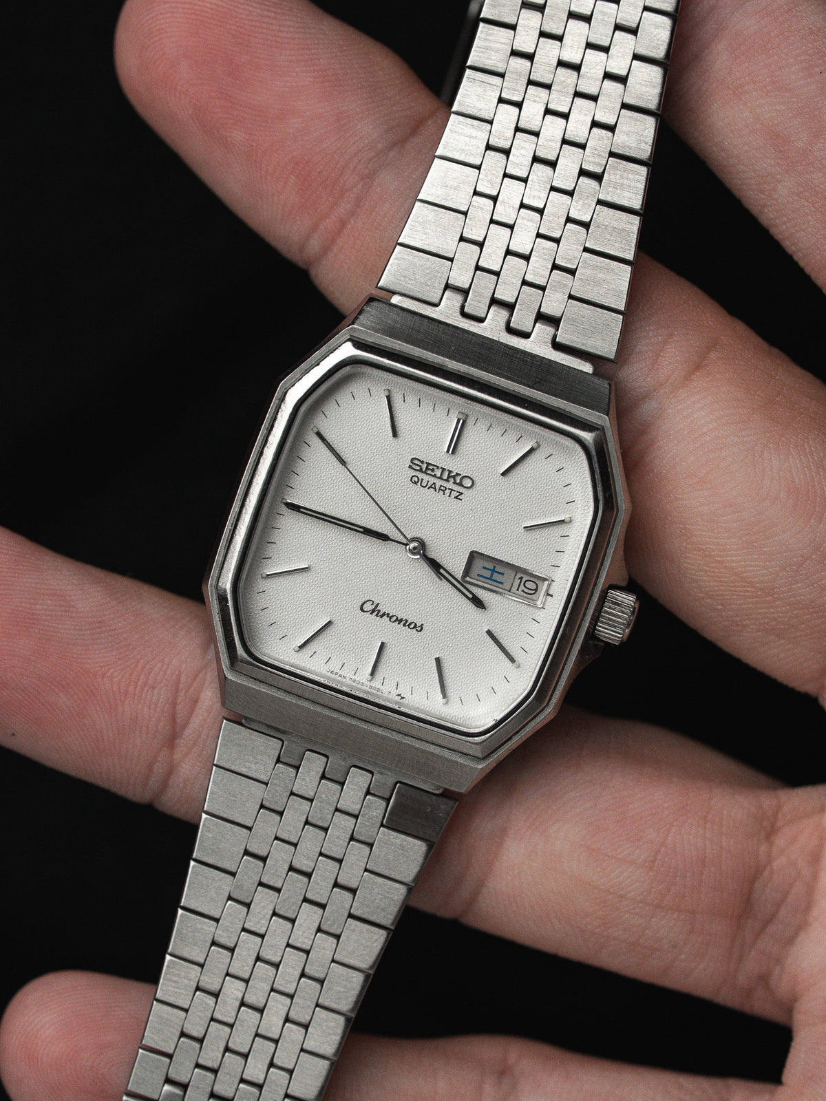 手持白色表盘 - Seiko Chronos 7433-5010 复古 Watch - Atelier Victor