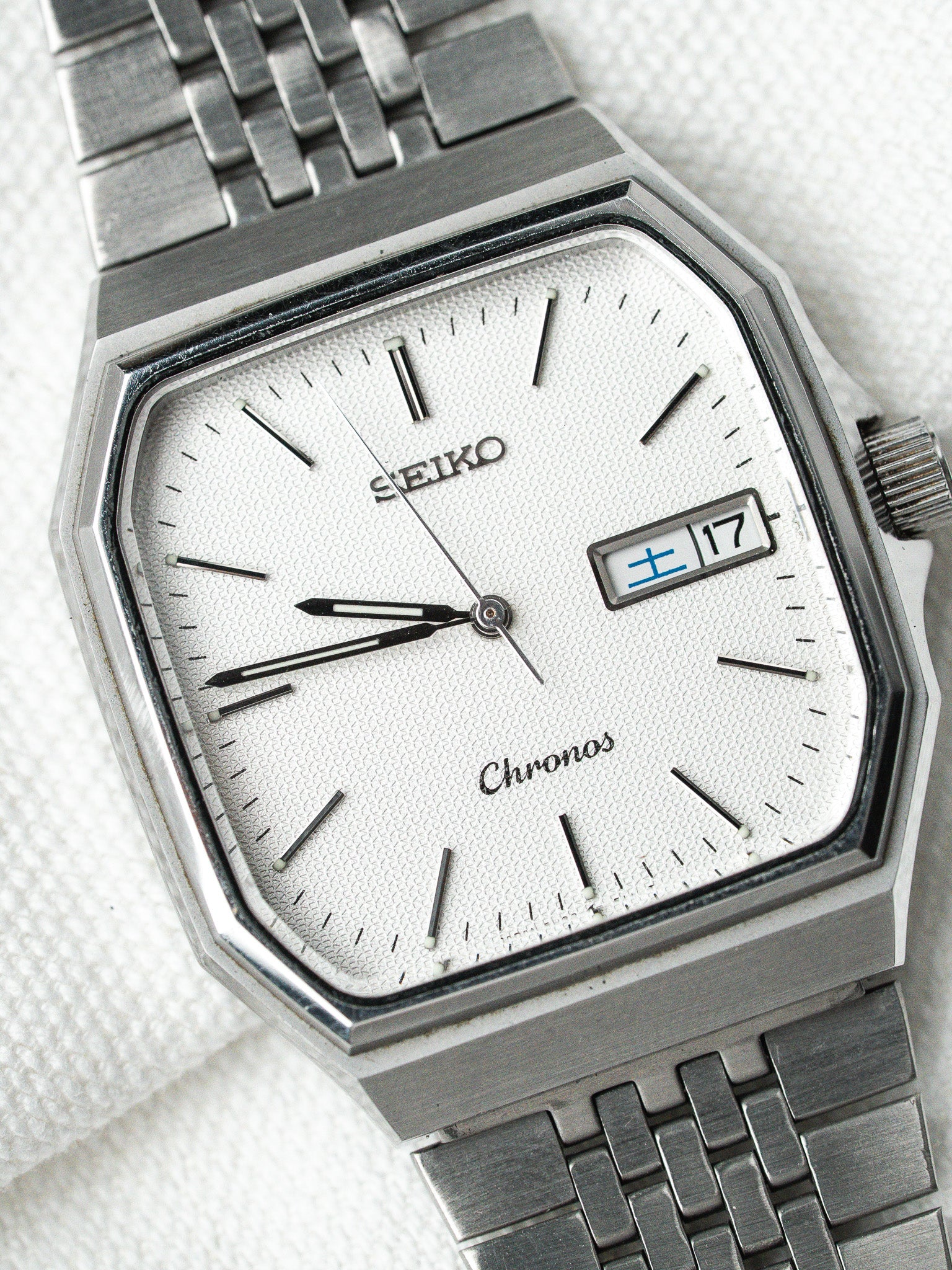 Seiko Chronos vintage watch with textured white dial, date window, and steel bracelet