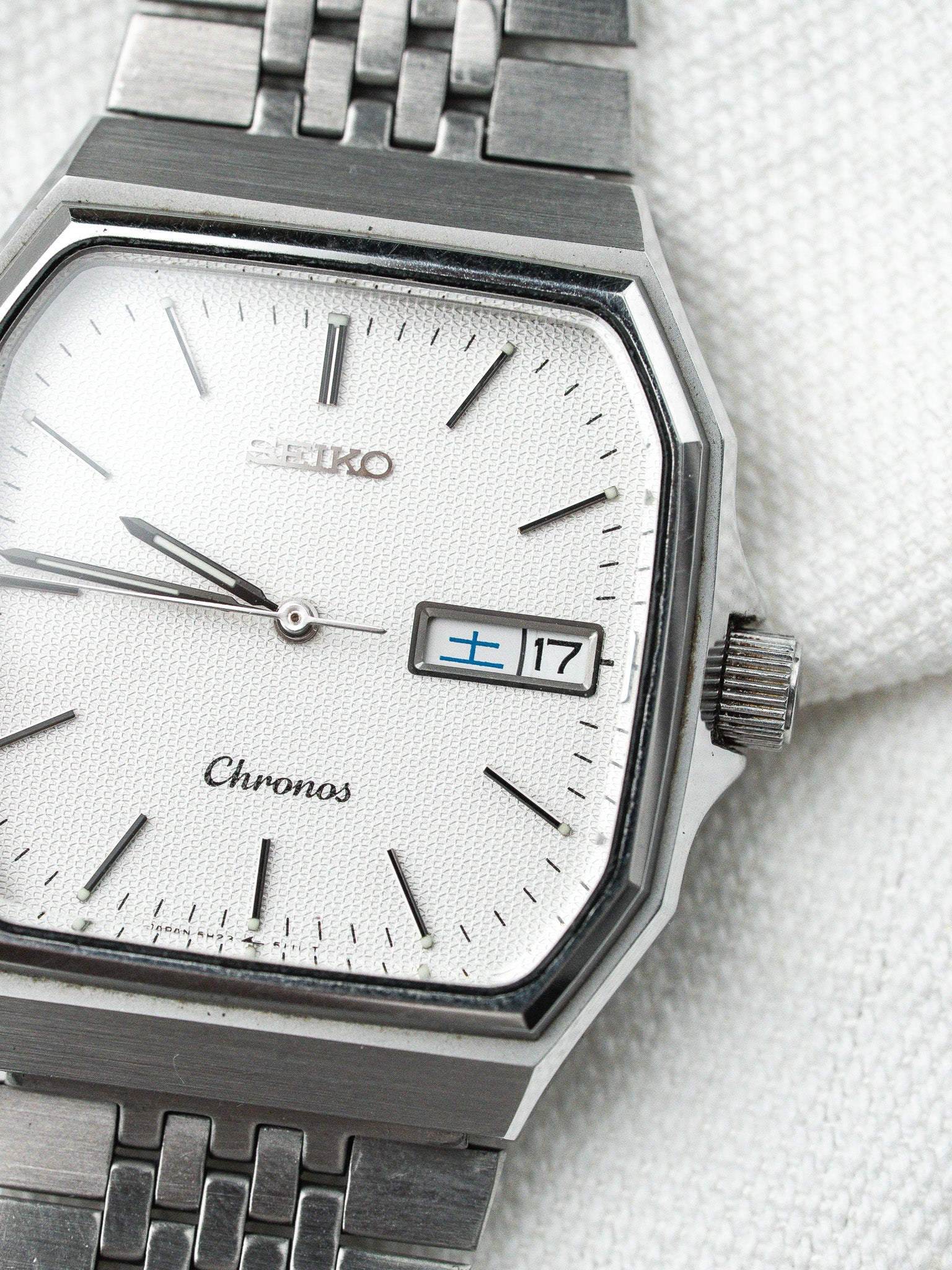 Seiko Chronos vintage watch with textured white dial, day-date window, and steel bracelet