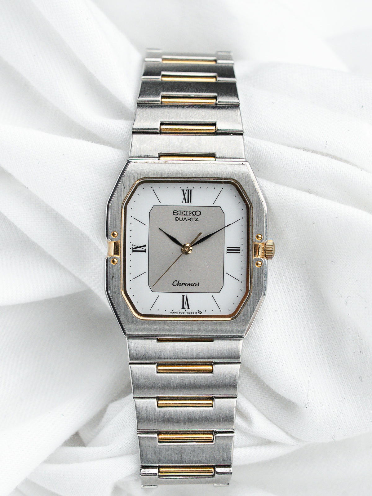 Vue de face, bracelet bicolore - Montre Seiko Chronos 9021-5230 - Atelier Victor