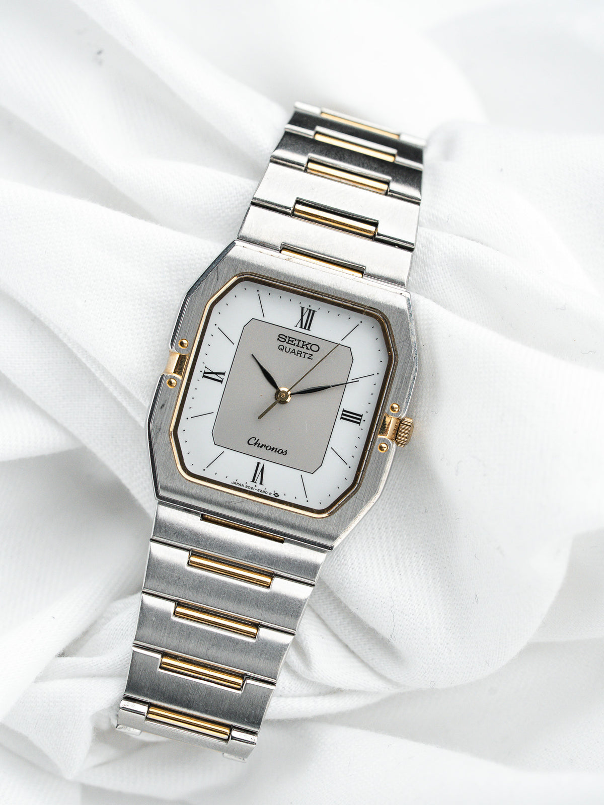 Vue de face, cadran blanc et gris - Montre Seiko Chronos 9021-5230 - Atelier Victor