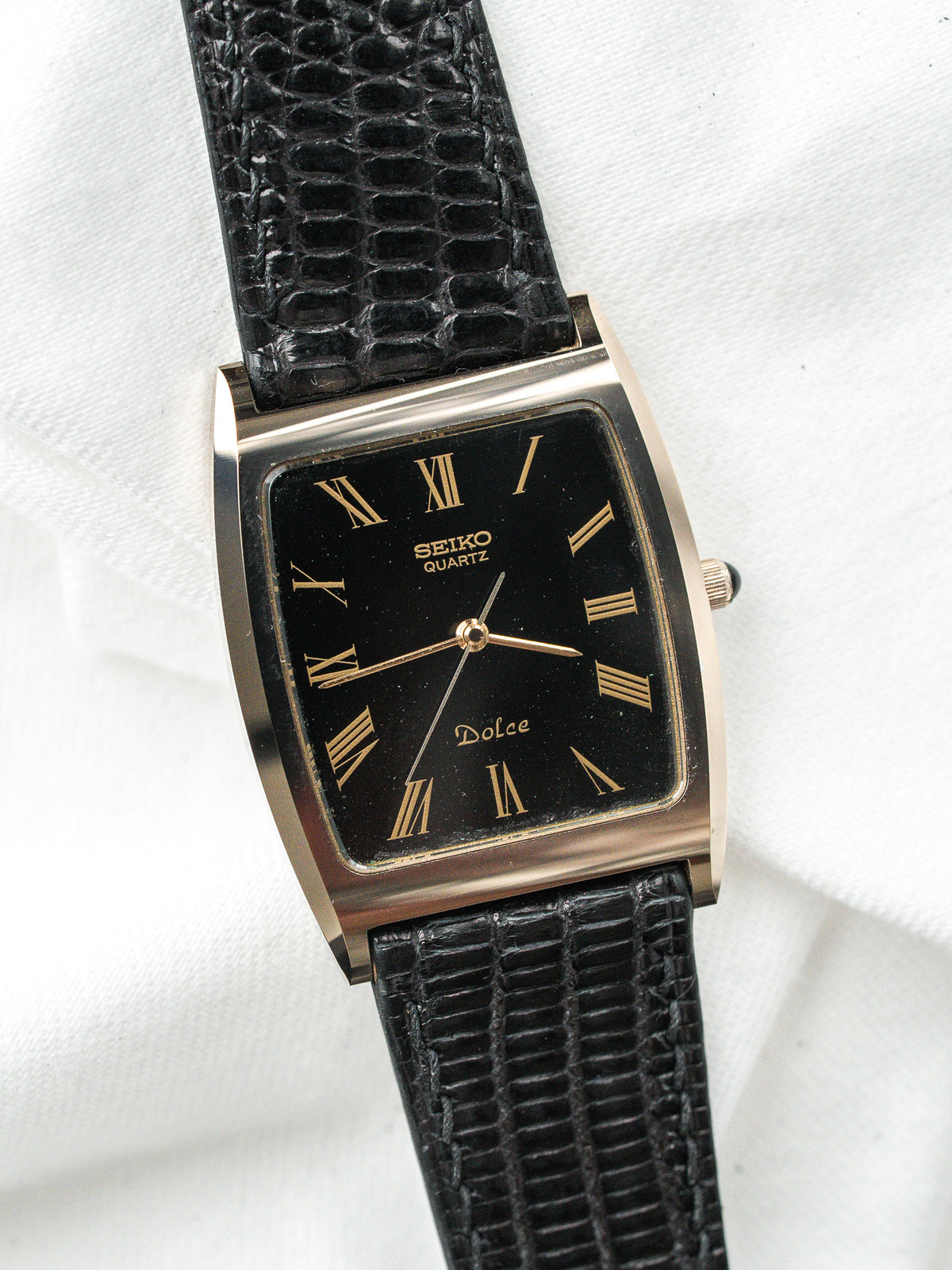 Cassa tonneau con fianchi curvi - Orologio Seiko Dolce 6030-5320 Vintage - Atelier Victor