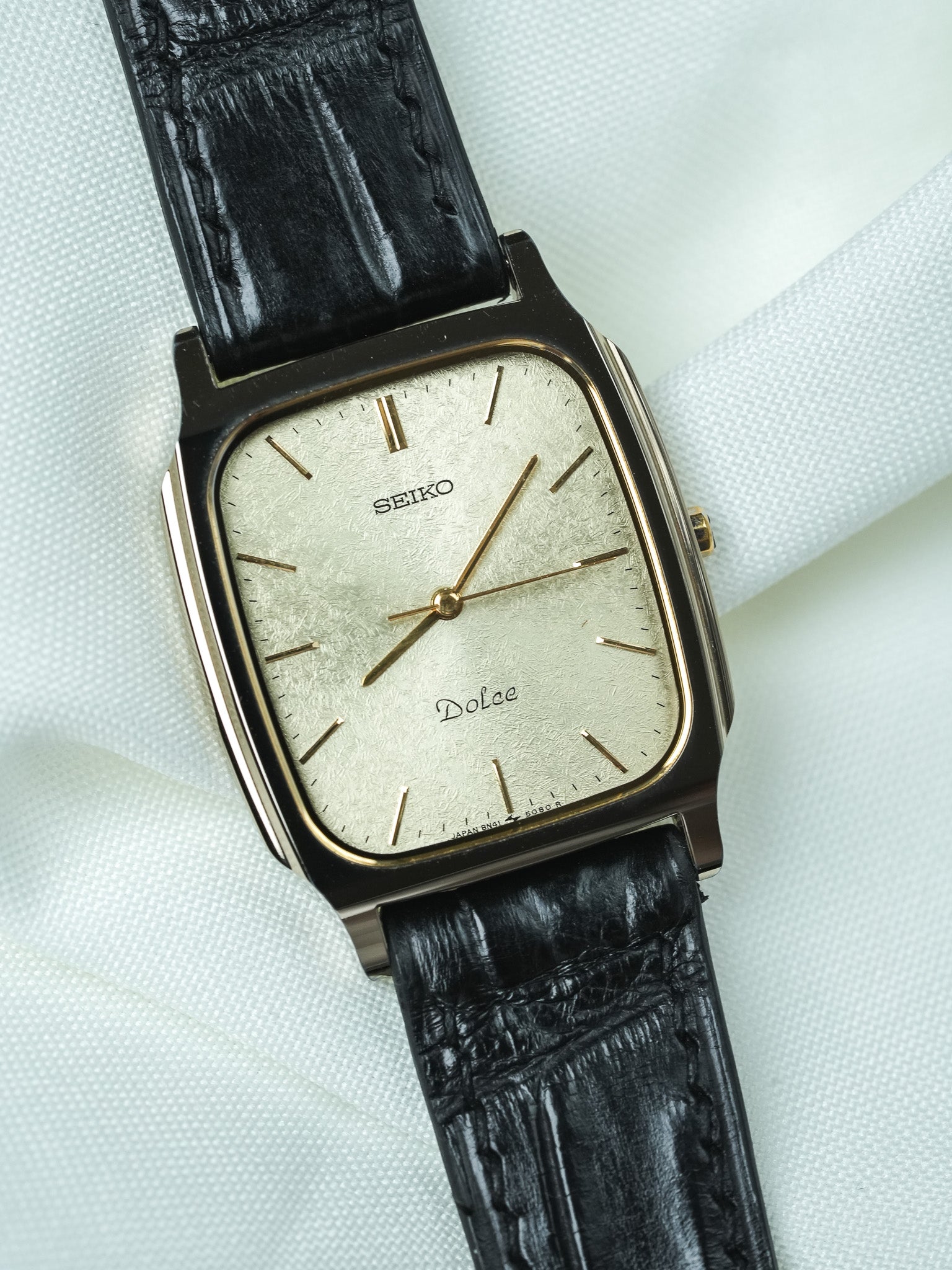 Montre Seiko Dolce Vintage - Tank Stepped Or Cadran Sable (1980)