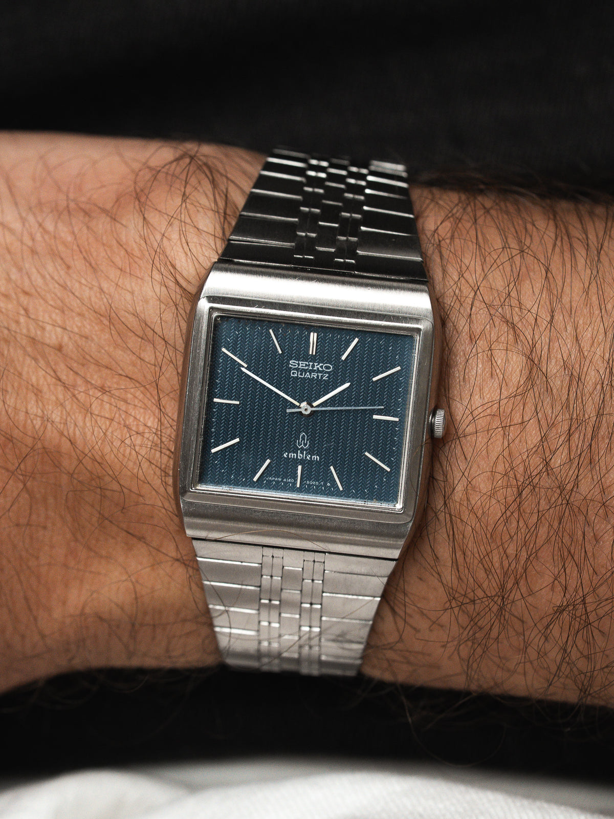 ساعة Seiko Emblem 4120-5020 من الفولاذ — ميناء أزرق بنقشة شيفرون (1977)