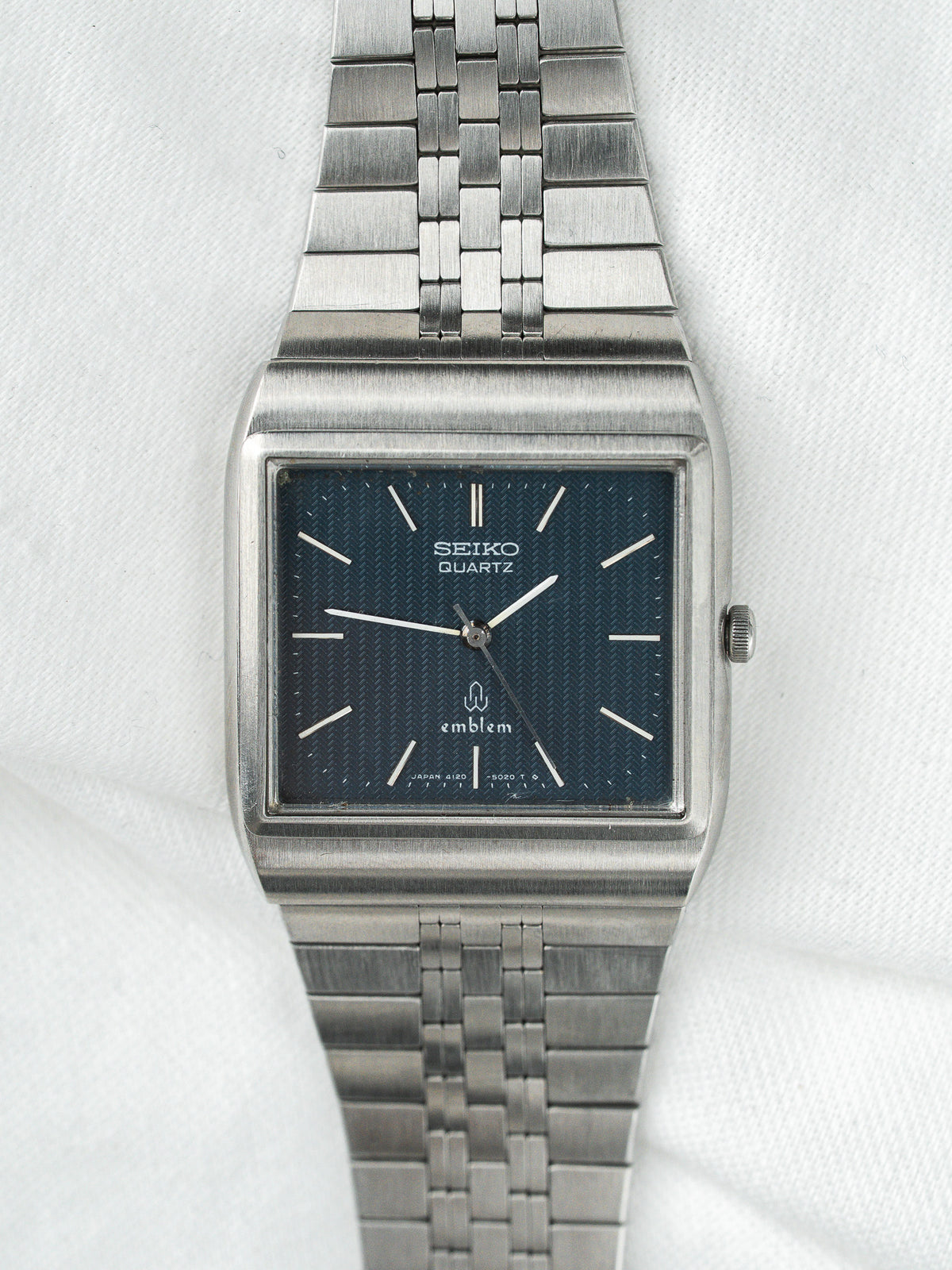 Montre Seiko Quartz vintage en acier, boîtier rectangulaire et cadran bleu texturé