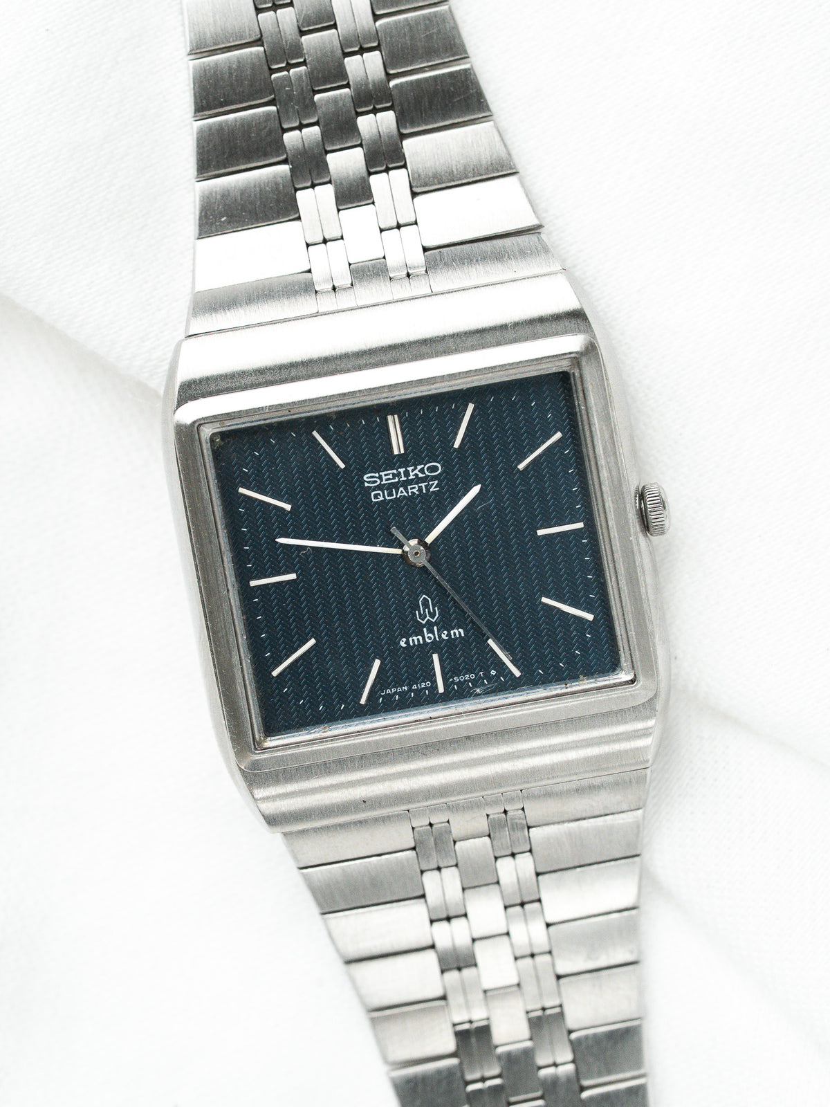 Montre Seiko Quartz vintage en acier, boîtier rectangulaire et cadran bleu marine