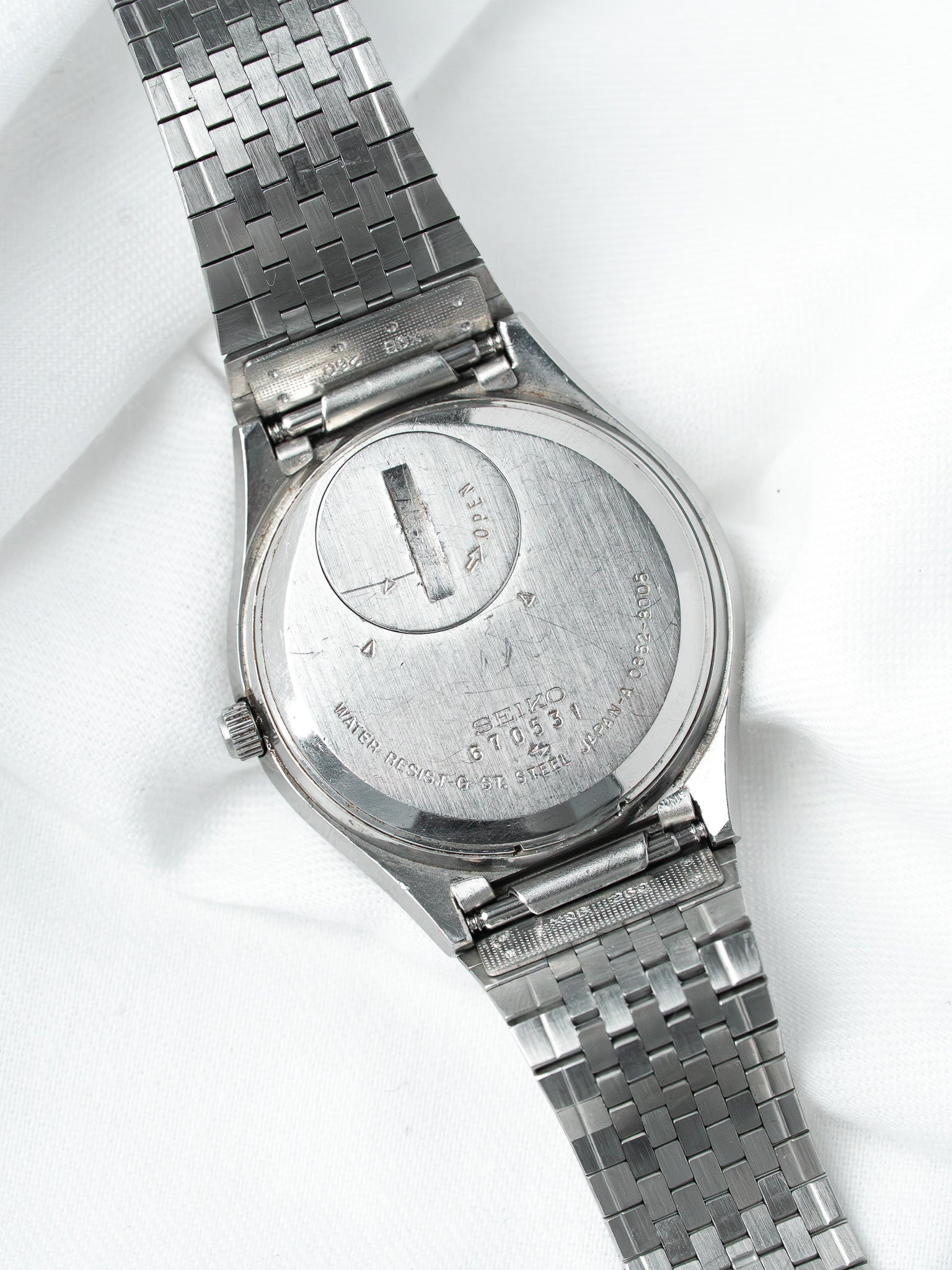 Seiko vintage watch back view, stainless steel case and bracelet, model 670531