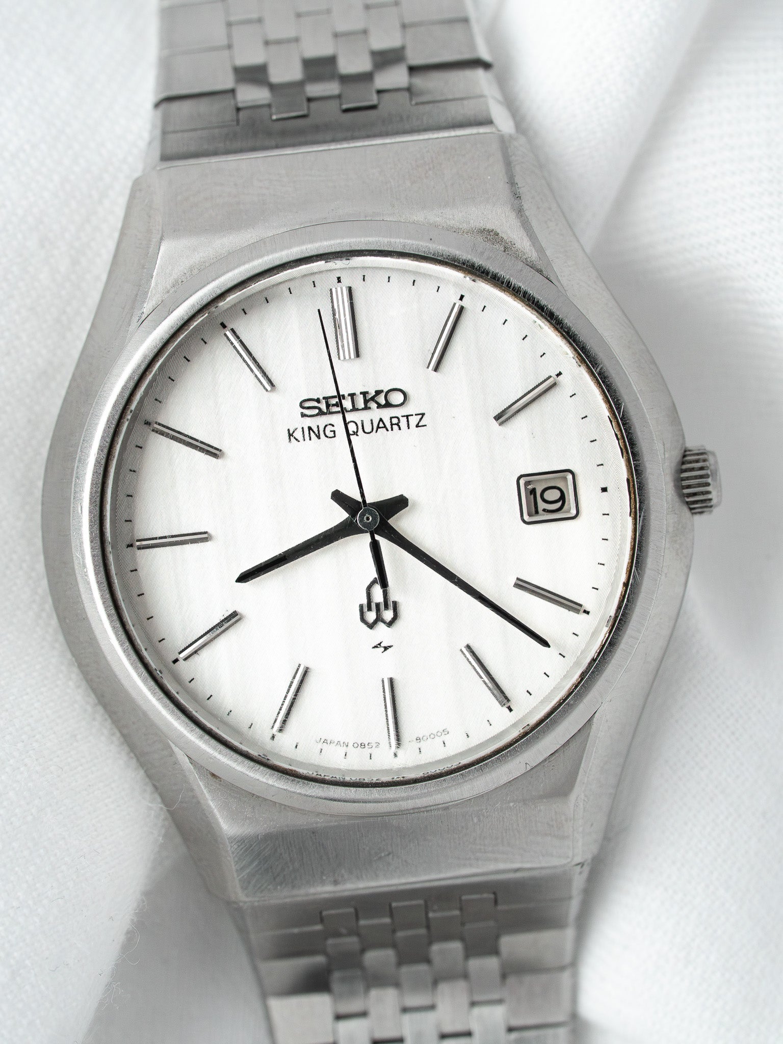 Seiko King Quartz vintage watch with white dial, steel bracelet, date window at 3 o'clock