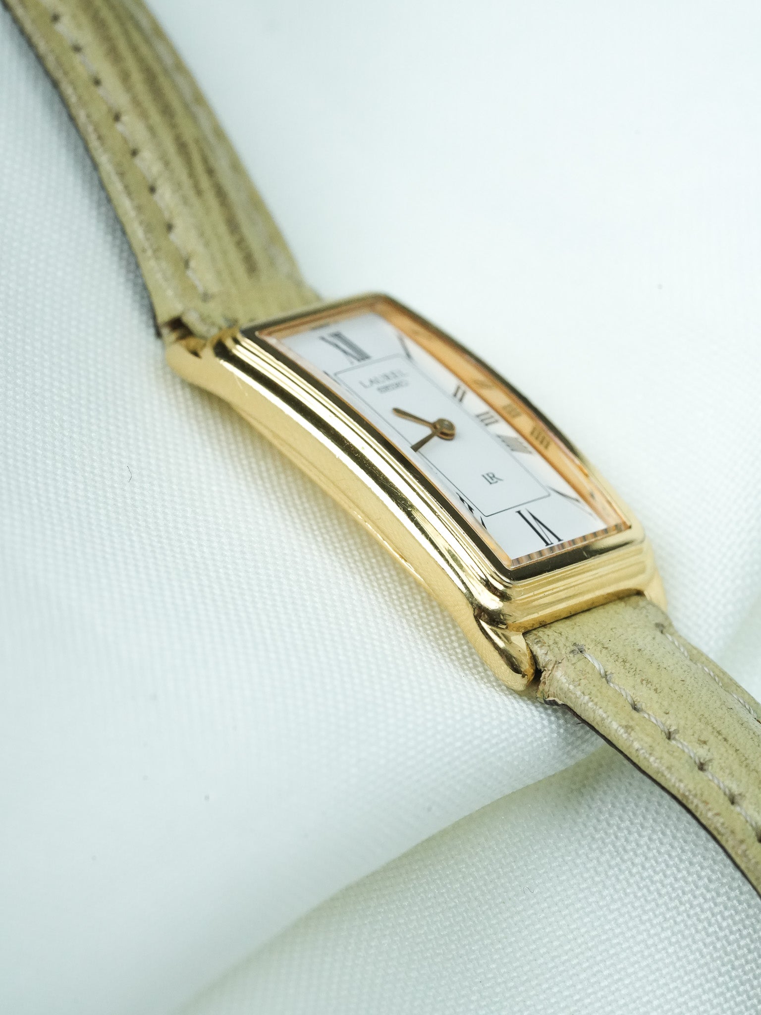 Montre Seiko Laurel Vintage - Tank Allongée "Stepped Case" Or (1994) - Atelier Victor