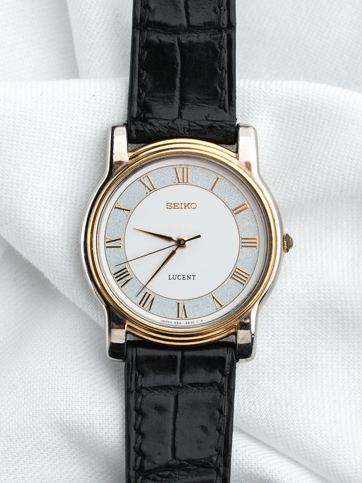 Montre Seiko Lucent vintage avec cadran argenté et bracelet en cuir noir