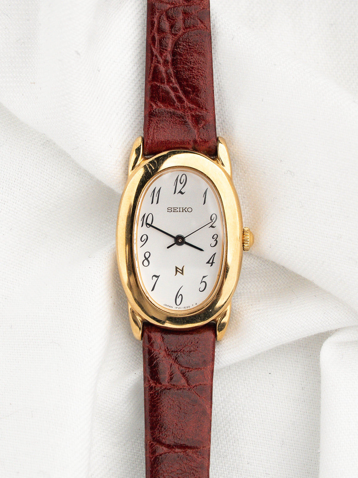Esfera blanca con cifras caligráficas - Reloj Vintage Seiko Noie 1F21-5B70 - Atelier Victor